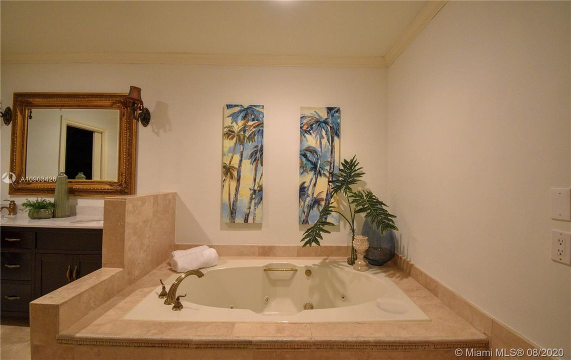 Недавно продано: $2,495,000 (5 спален, 5 ванн, 4048 Квадратных фут)