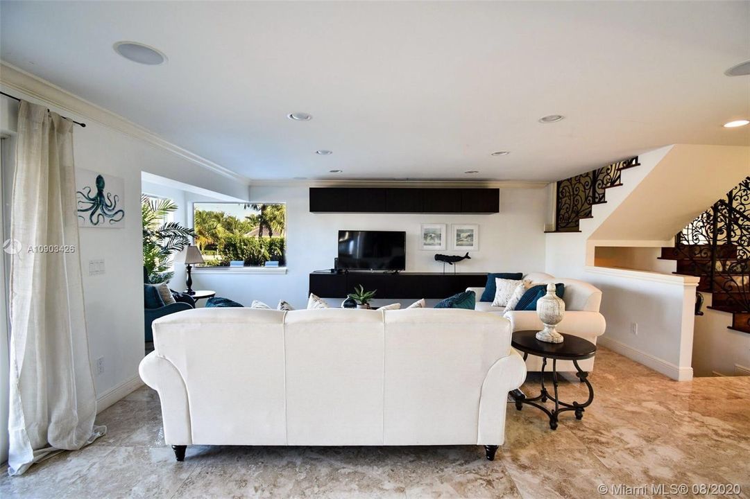 Recently Sold: $2,495,000 (5 beds, 5 baths, 4048 Square Feet)