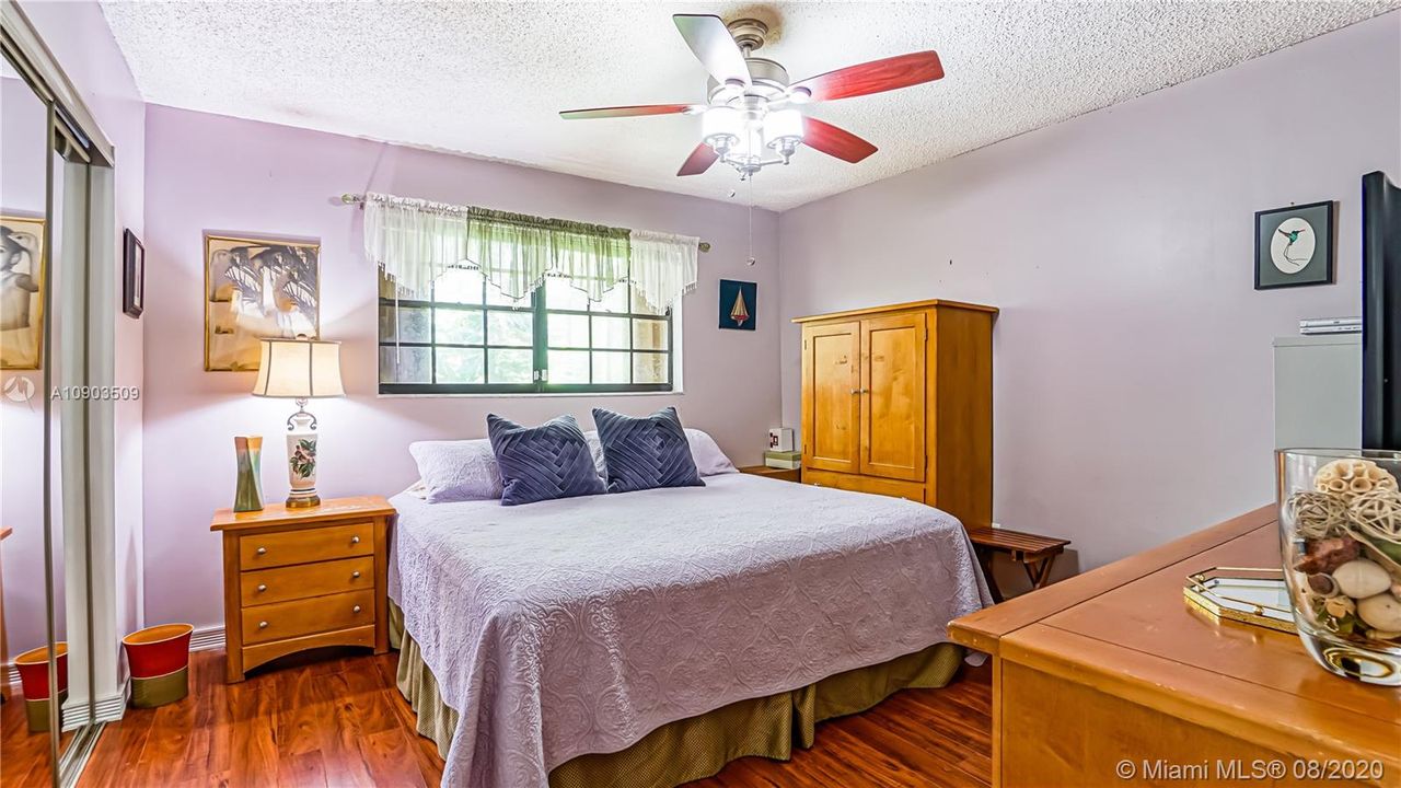 Vendido Recientemente: $525,000 (4 camas, 2 baños, 1887 Pies cuadrados)