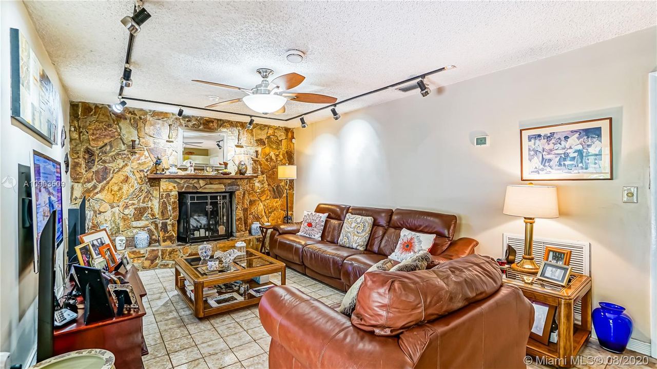 Vendido Recientemente: $525,000 (4 camas, 2 baños, 1887 Pies cuadrados)
