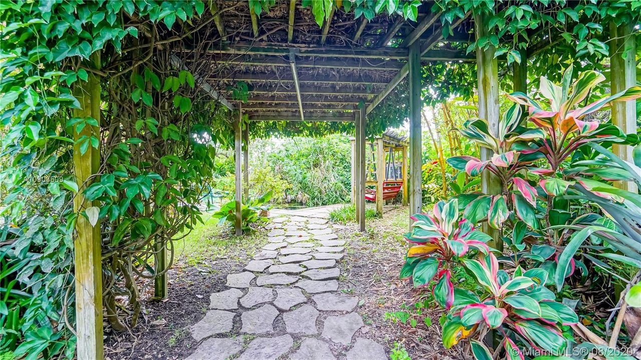 Vendido Recientemente: $525,000 (4 camas, 2 baños, 1887 Pies cuadrados)