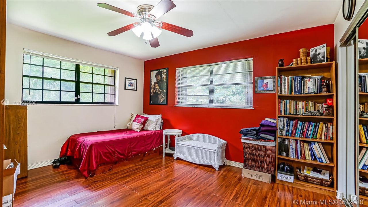 Vendido Recientemente: $525,000 (4 camas, 2 baños, 1887 Pies cuadrados)
