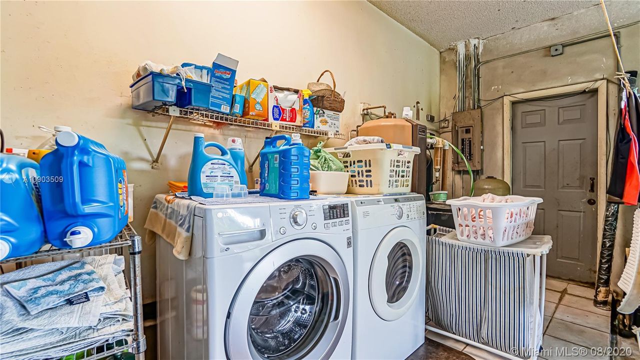 Vendido Recientemente: $525,000 (4 camas, 2 baños, 1887 Pies cuadrados)