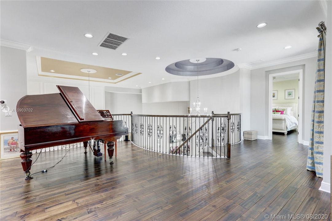Vendido Recientemente: $1,649,000 (4 camas, 5 baños, 4465 Pies cuadrados)