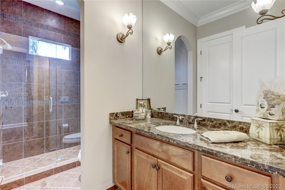 Vendido Recientemente: $1,649,000 (4 camas, 5 baños, 4465 Pies cuadrados)