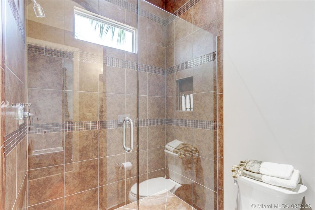 Vendido Recientemente: $1,649,000 (4 camas, 5 baños, 4465 Pies cuadrados)