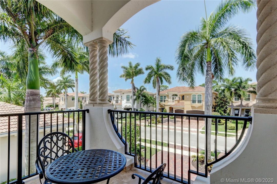 Vendido Recientemente: $1,649,000 (4 camas, 5 baños, 4465 Pies cuadrados)