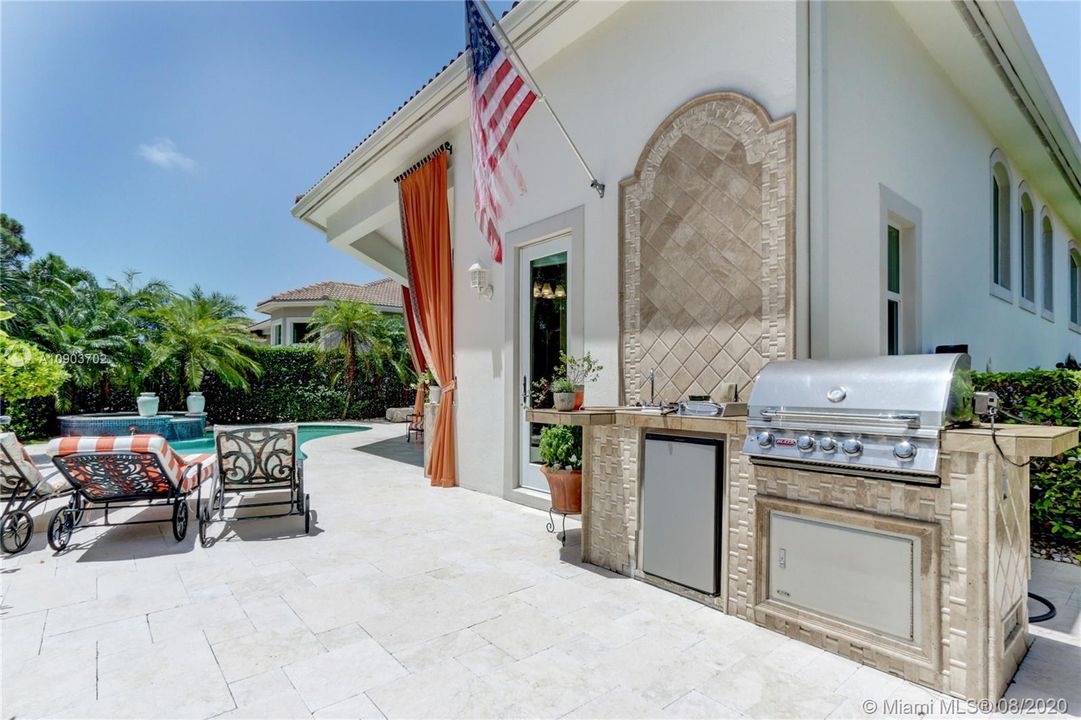 Vendido Recientemente: $1,649,000 (4 camas, 5 baños, 4465 Pies cuadrados)