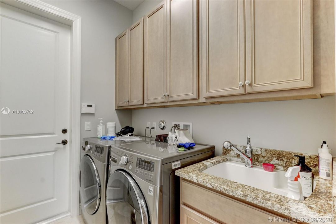 Vendido Recientemente: $1,649,000 (4 camas, 5 baños, 4465 Pies cuadrados)