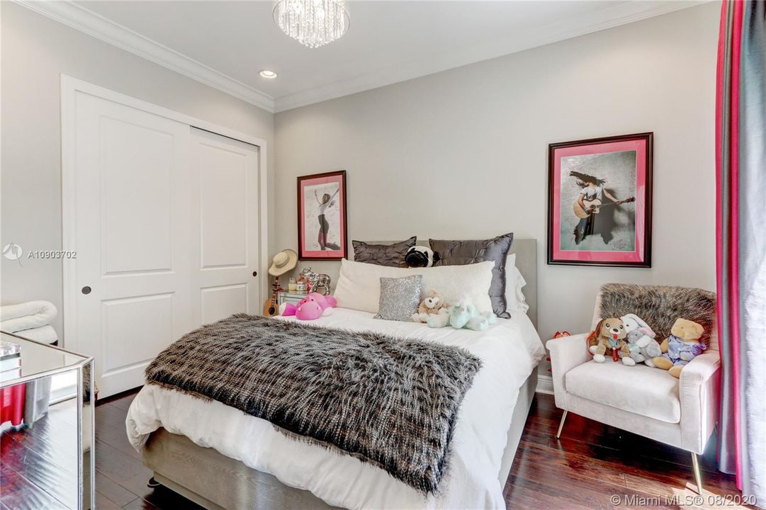 Vendido Recientemente: $1,649,000 (4 camas, 5 baños, 4465 Pies cuadrados)