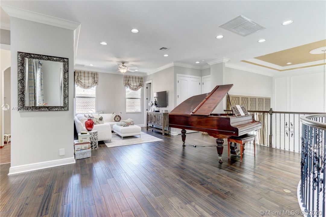 Vendido Recientemente: $1,649,000 (4 camas, 5 baños, 4465 Pies cuadrados)