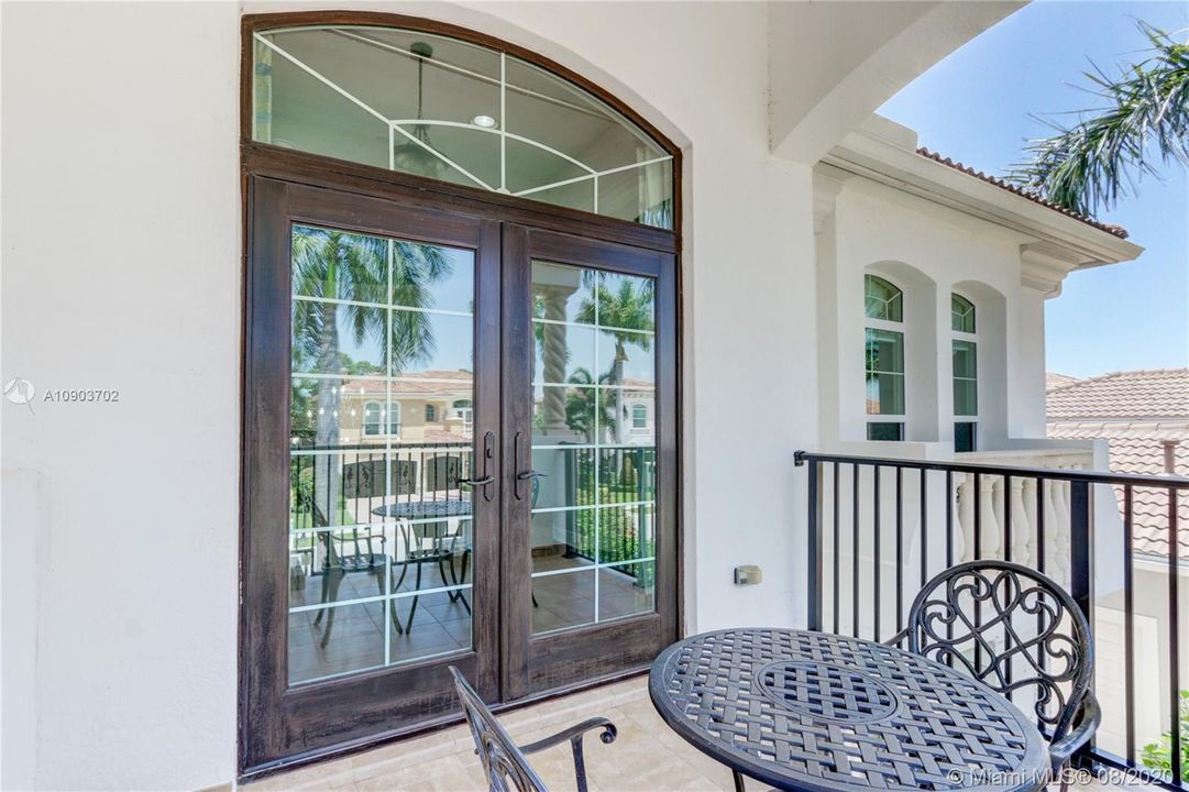 Vendido Recientemente: $1,649,000 (4 camas, 5 baños, 4465 Pies cuadrados)