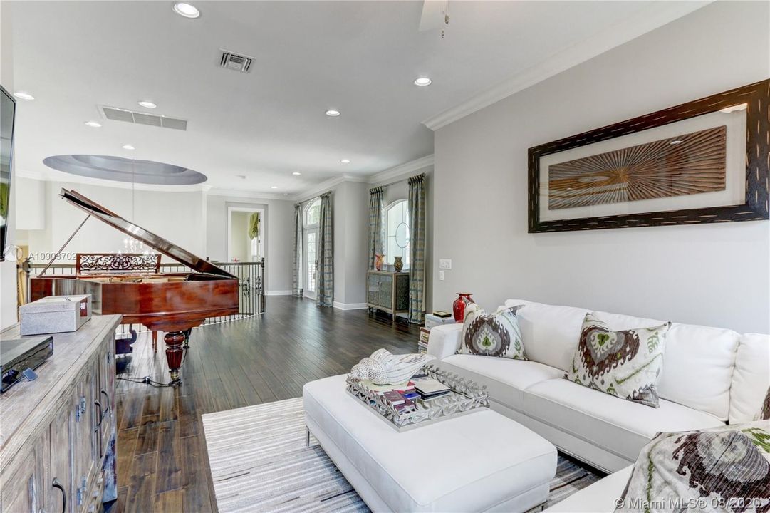 Vendido Recientemente: $1,649,000 (4 camas, 5 baños, 4465 Pies cuadrados)