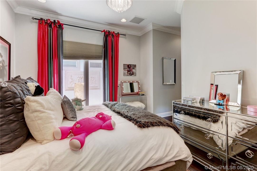 Vendido Recientemente: $1,649,000 (4 camas, 5 baños, 4465 Pies cuadrados)
