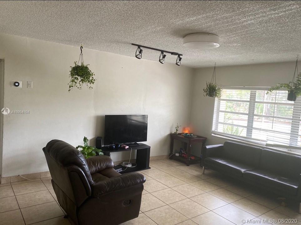 Recently Sold: $160,000 (2 beds, 1 baths, 828 Square Feet)