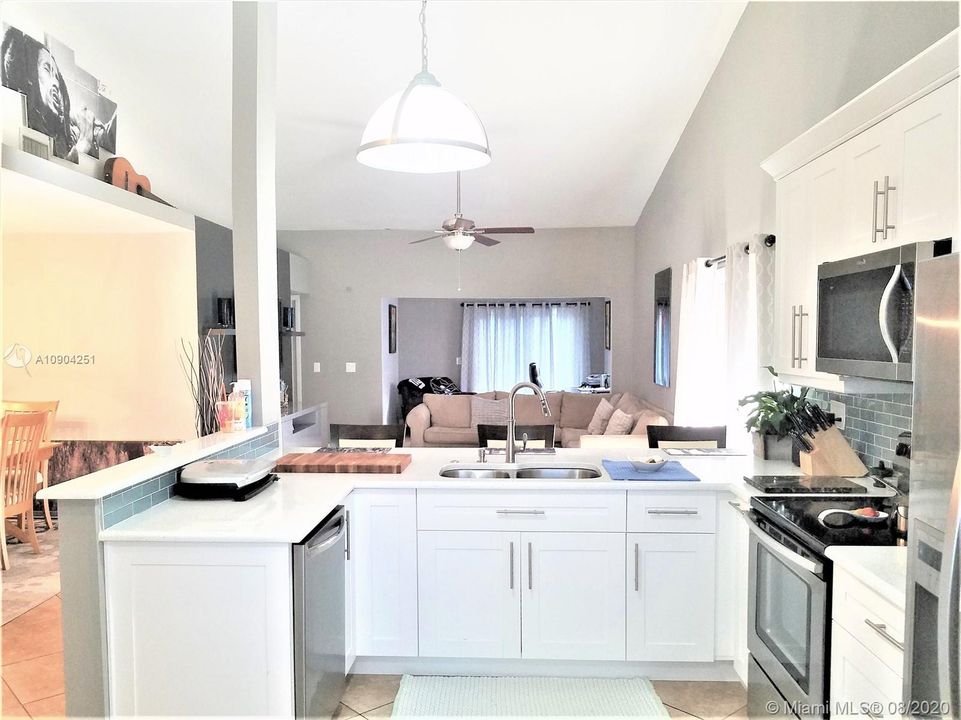Vendido Recientemente: $295,778 (3 camas, 2 baños, 1301 Pies cuadrados)