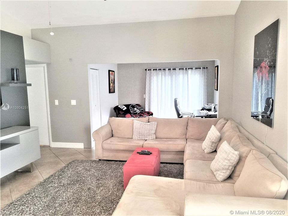 Vendido Recientemente: $295,778 (3 camas, 2 baños, 1301 Pies cuadrados)