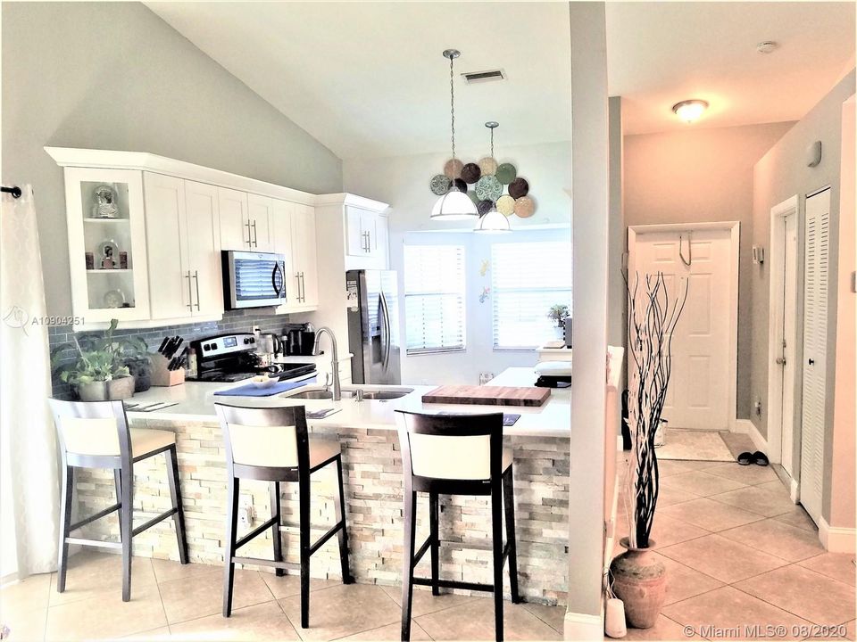 Vendido Recientemente: $295,778 (3 camas, 2 baños, 1301 Pies cuadrados)
