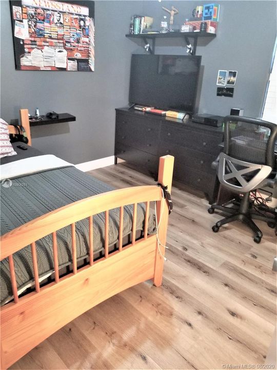 Vendido Recientemente: $295,778 (3 camas, 2 baños, 1301 Pies cuadrados)