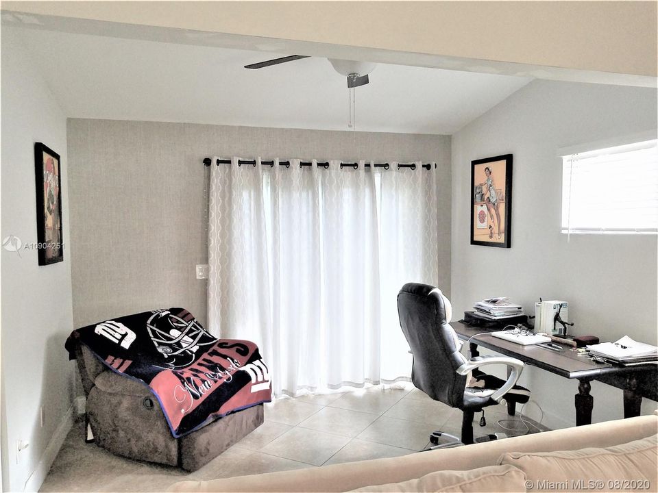 Vendido Recientemente: $295,778 (3 camas, 2 baños, 1301 Pies cuadrados)