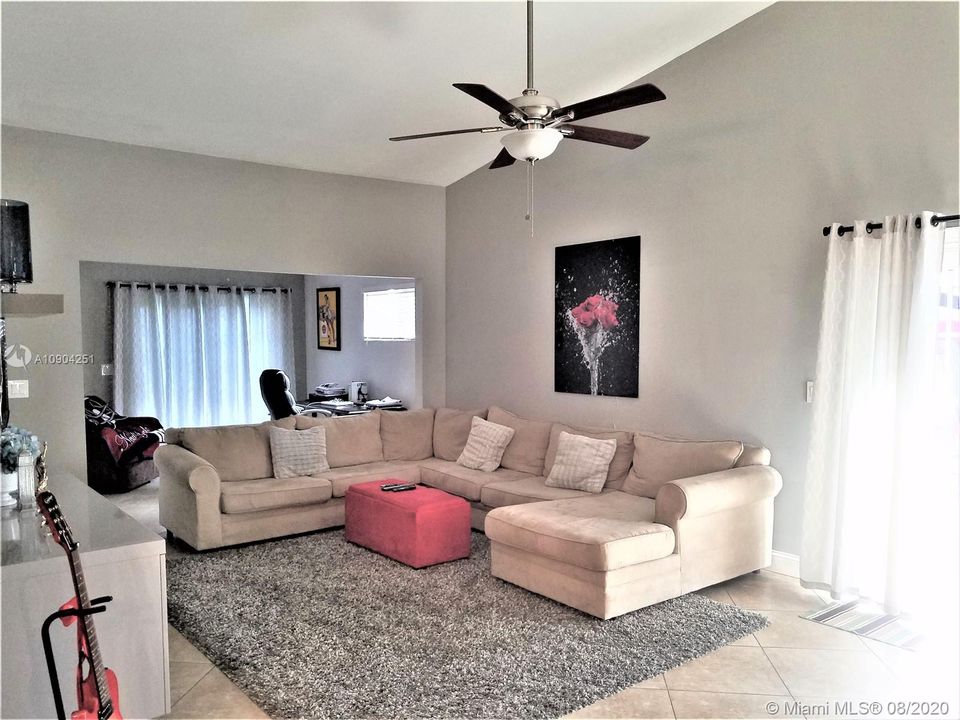 Vendido Recientemente: $295,778 (3 camas, 2 baños, 1301 Pies cuadrados)