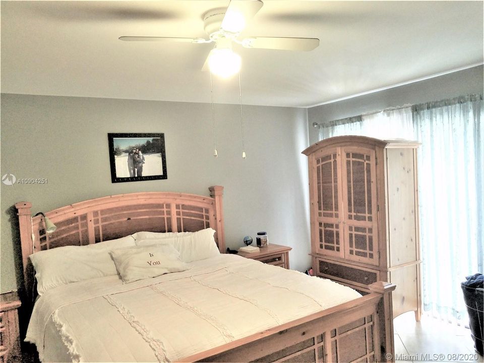 Vendido Recientemente: $295,778 (3 camas, 2 baños, 1301 Pies cuadrados)