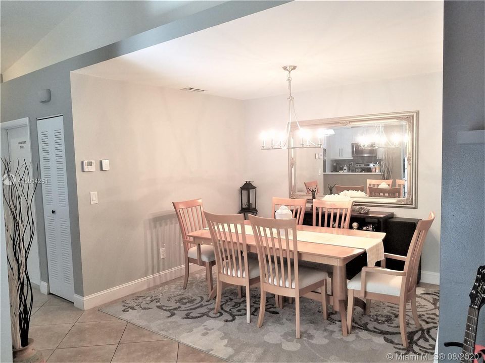 Vendido Recientemente: $295,778 (3 camas, 2 baños, 1301 Pies cuadrados)