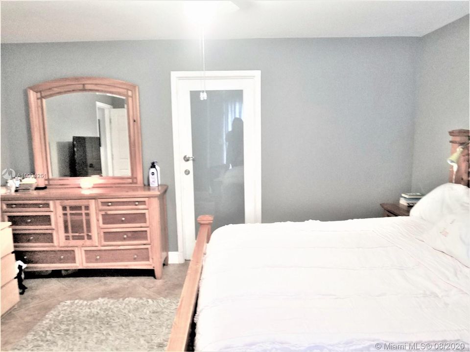 Vendido Recientemente: $295,778 (3 camas, 2 baños, 1301 Pies cuadrados)