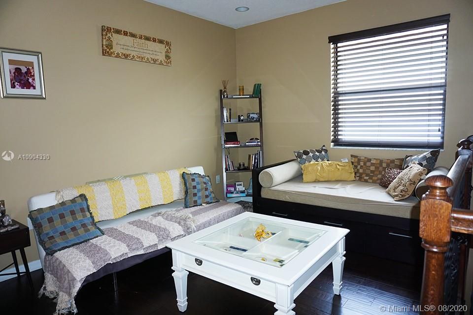 最近售出: $384,990 (3 贝兹, 2 浴室, 2080 平方英尺)