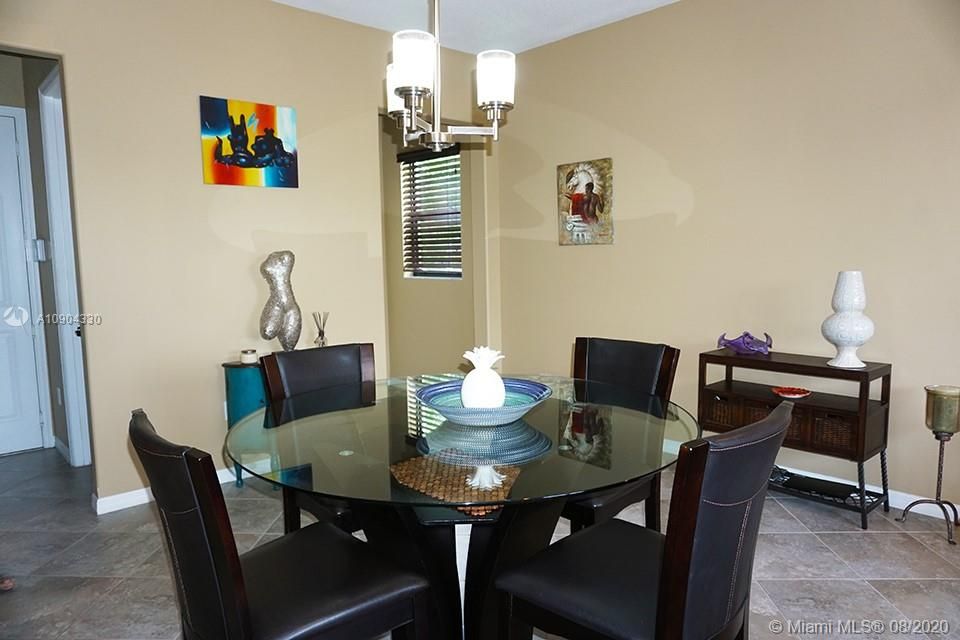 最近售出: $384,990 (3 贝兹, 2 浴室, 2080 平方英尺)