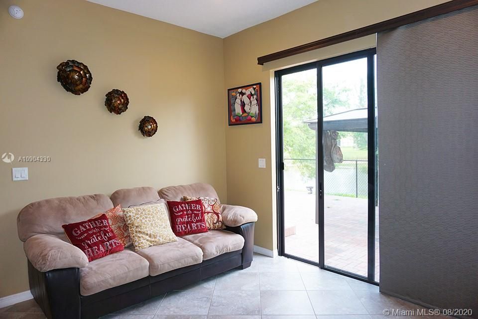 最近售出: $384,990 (3 贝兹, 2 浴室, 2080 平方英尺)