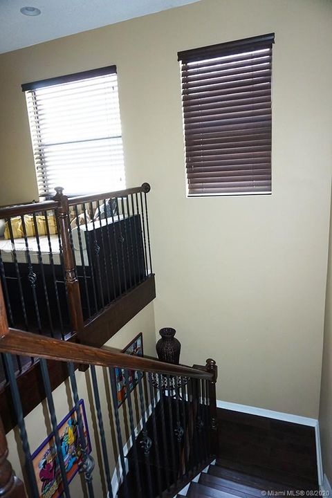 最近售出: $384,990 (3 贝兹, 2 浴室, 2080 平方英尺)