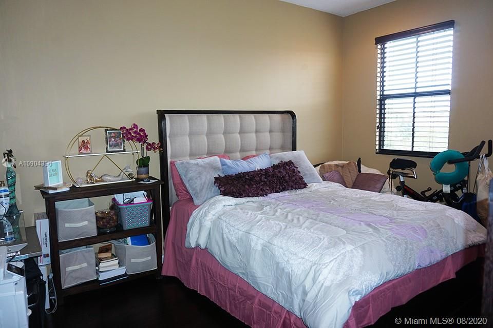 最近售出: $384,990 (3 贝兹, 2 浴室, 2080 平方英尺)