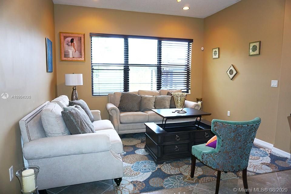 最近售出: $384,990 (3 贝兹, 2 浴室, 2080 平方英尺)