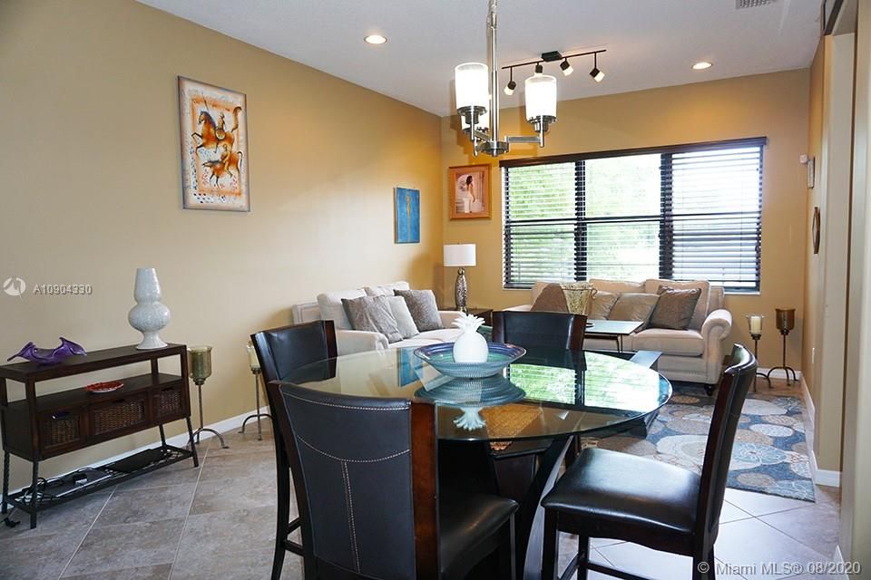 最近售出: $384,990 (3 贝兹, 2 浴室, 2080 平方英尺)