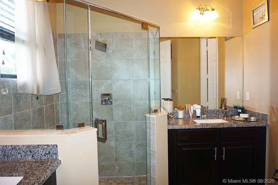 最近售出: $384,990 (3 贝兹, 2 浴室, 2080 平方英尺)