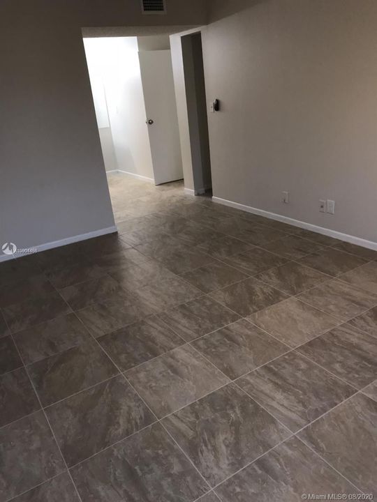 Vendido Recientemente: $112,500 (2 camas, 2 baños, 950 Pies cuadrados)