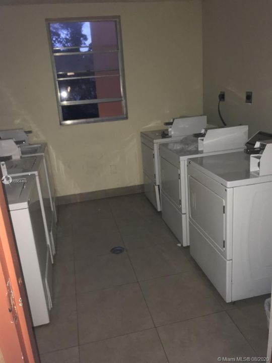 Vendido Recientemente: $112,500 (2 camas, 2 baños, 950 Pies cuadrados)