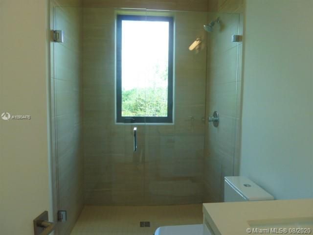 STAFF BATH WITH FREEFRAME SHOWER DOOR