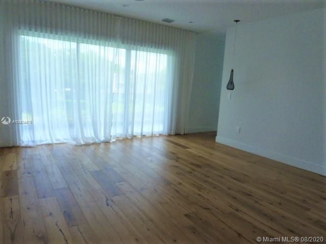 HUGH MASTER BEDROOM WITH SITTING AREA  UGRADE  MOTORIZED SHADES