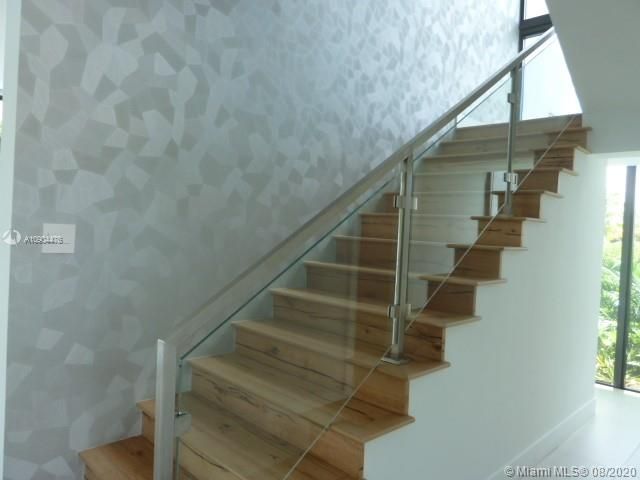 UPGRADES : STAIR GLASS RAILLING, STAINLESS STEEL POSTS AND BRAZILIAN PINE,  PREMIUN ENGINEERING WOOD