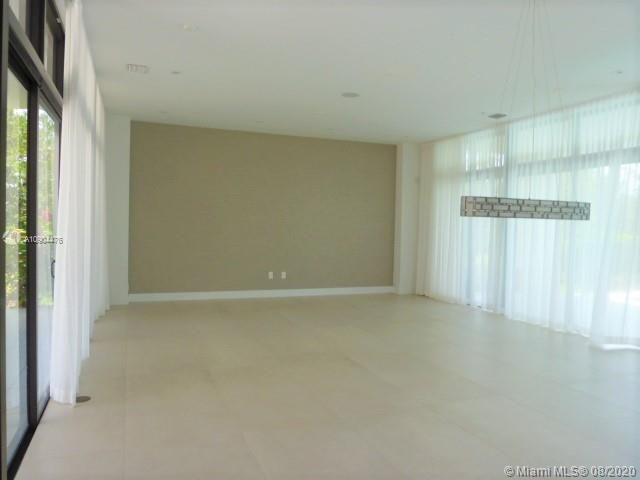 FLOORING UPGRADE PORCALAIN STD 32X32  VERY SPACIOUS LIVING AND DINING