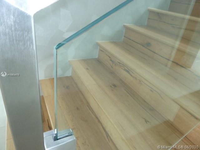 DETAIL OF THE STAIRS RAILLING NOTICE THE THICKNESS OF THE GLASS