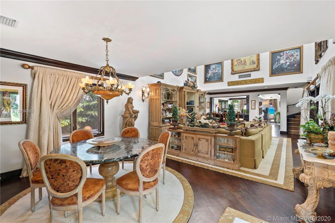 Недавно продано: $23,950,000 (7 спален, 6 ванн, 7761 Квадратных фут)