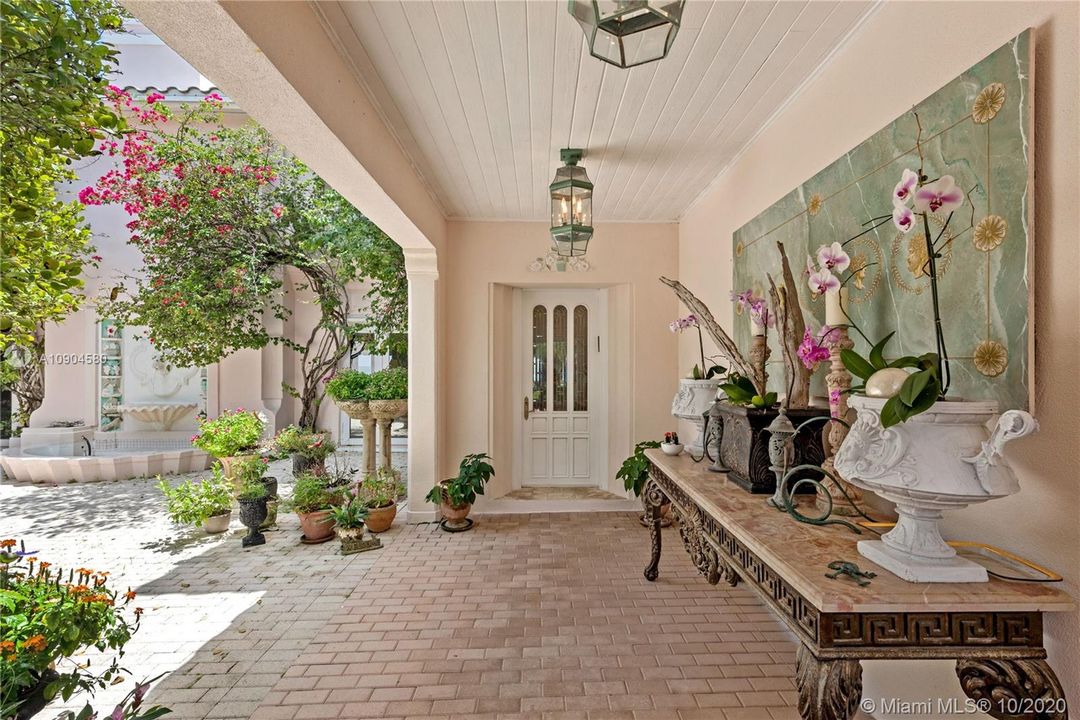 Недавно продано: $23,950,000 (7 спален, 6 ванн, 7761 Квадратных фут)