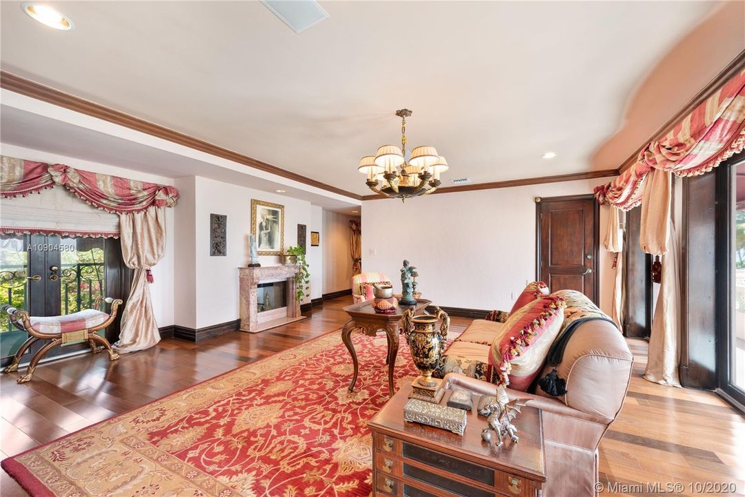 Недавно продано: $23,950,000 (7 спален, 6 ванн, 7761 Квадратных фут)