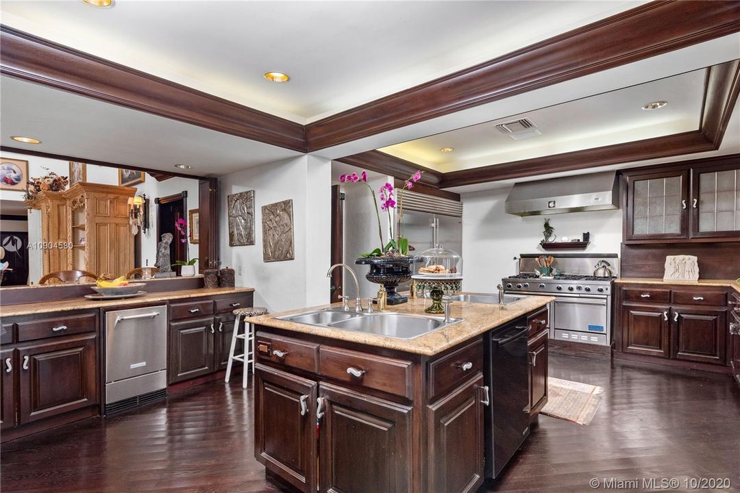 Недавно продано: $23,950,000 (7 спален, 6 ванн, 7761 Квадратных фут)