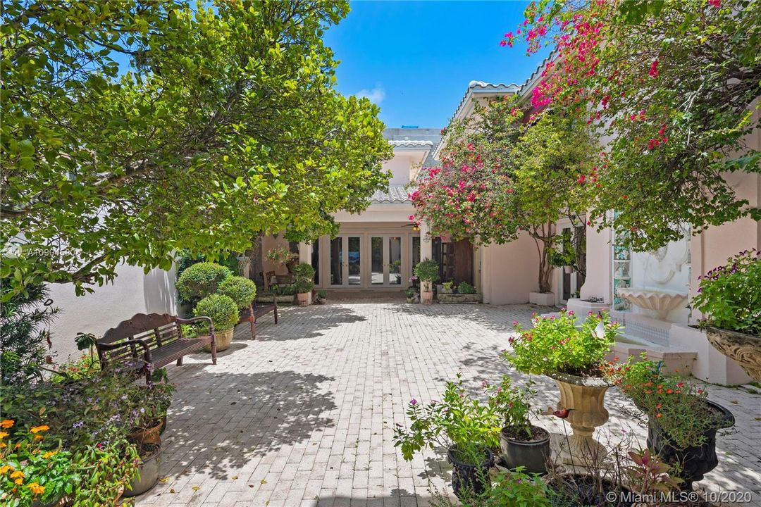 Недавно продано: $23,950,000 (7 спален, 6 ванн, 7761 Квадратных фут)