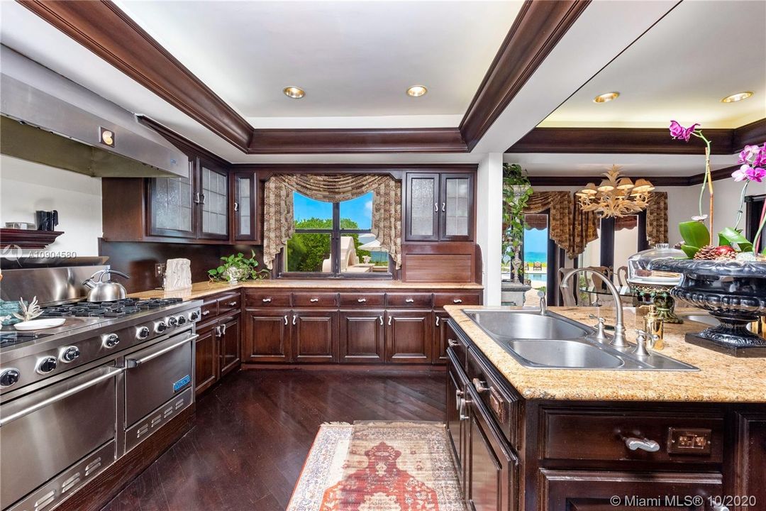 Недавно продано: $23,950,000 (7 спален, 6 ванн, 7761 Квадратных фут)