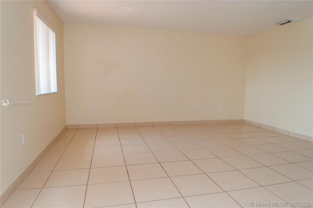 Recently Rented: $2,400 (4 beds, 2 baths, 2179 Square Feet)